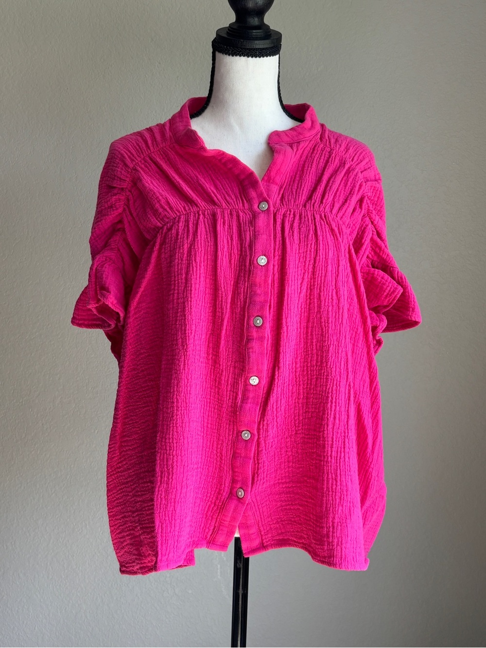 BiBi Fuchsia Button-Front v-neck gauze ruffled short sleeves Top women’s S